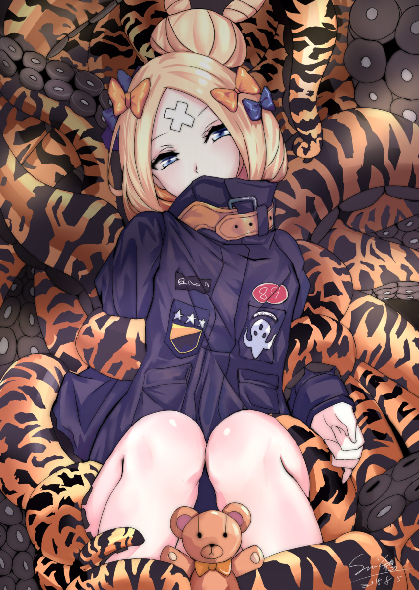 1girl abigail_williams_(fate/grand_order) bandaid bandaid_on_face bangs black_jacket blonde_hair blue_bow blue_eyes bow fate/grand_order fate_(series) hair_bow hair_bun heroic_spirit_traveling_outfit highres jacket long_sleeves looking_at_viewer orange_bow parted_bangs sitting solo stuffed_animal stuffed_toy sui_(aa6281809) teddy_bear