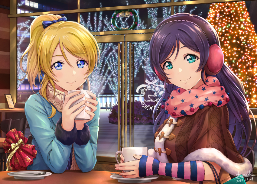 2girls aqua_eyes arm_warmers artist_name ayase_eli bag beige_scarf blonde_hair blue_bow blue_eyes blue_shirt blush bow brown_capelet cafe capelet chair christmas christmas_lights christmas_tree closed_mouth commentary_request cup dated earmuffs elbows_on_table eyebrows_visible_through_hair fur-trimmed_capelet fur-trimmed_sleeves fur_trim gift_bag hair_between_eyes hair_bow hair_down highres holding holding_cup indoors long_hair long_sleeves looking_at_viewer love_live! love_live!_school_idol_project menu mug multiple_girls night pink_scarf plate ponytail pov_across_table print_scarf purple_hair saucer scarf shamakho shirt shopping_bag sidelocks signature smile spoon star star_print striped striped_bow toujou_nozomi window winter_clothes
