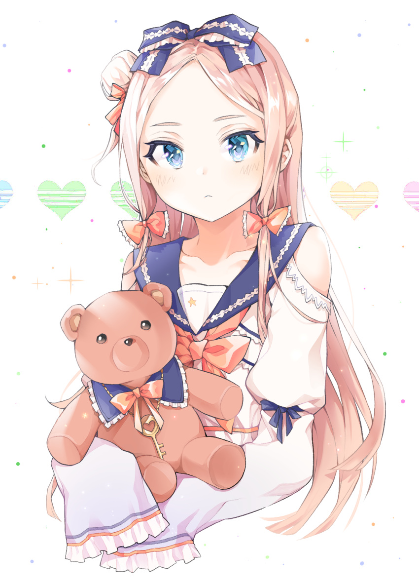 1girl abigail_williams_(fate/grand_order) blonde_hair blue_bow blue_eyes bow cpqm fate/grand_order fate_(series) hair_bow highres holding holding_stuffed_animal key long_hair long_sleeves red_bow sidelocks simple_background sleeves_past_fingers sleeves_past_wrists smile solo stuffed_animal stuffed_toy teddy_bear white_background