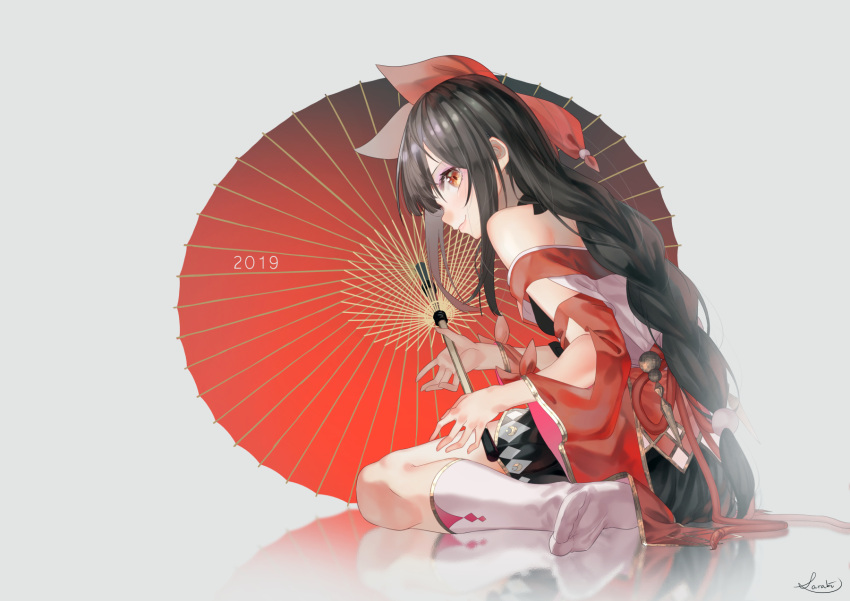 1girl 2019 :3 bangs bare_shoulders black_hair black_skirt braid closed_mouth commentary_request grey_background hair_ribbon highres holding holding_umbrella japanese_clothes kneehighs long_hair long_sleeves looking_at_viewer miniskirt negative_space no_shoes off_shoulder orange_eyes oriental_umbrella original profile red_ribbon reflection ribbon saraki sidelocks signature simple_background single_braid sitting skirt smile solo umbrella wariza white_legwear wide_sleeves