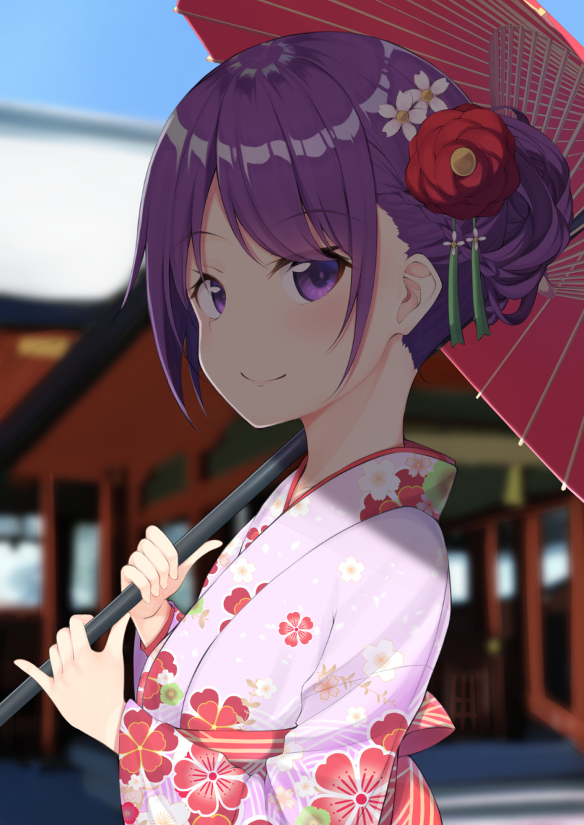 1girl alternate_hairstyle bangs blue_sky blurry blurry_background building closed_mouth commentary_request day depth_of_field eyebrows_visible_through_hair floral_print flower gochuumon_wa_usagi_desu_ka? hair_bun hair_flower hair_ornament highres holding holding_umbrella japanese_clothes kimono long_sleeves looking_at_viewer looking_to_the_side mottsun_(i_40y) new_year oriental_umbrella outdoors parted_bangs pink_kimono print_kimono purple_hair red_flower red_umbrella sky smile solo tedeza_rize umbrella upper_body violet_eyes white_flower