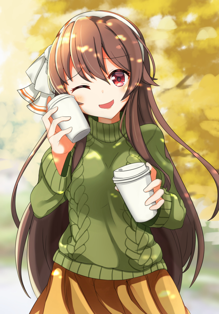 .live 1girl ;d aran_sweater autumn bangs brown_hair coffee cup day eyebrows_visible_through_hair green_sweater hair_between_eyes hairband highres holding holding_cup kogetsu_azami long_hair long_sleeves looking_at_viewer offering one_eye_closed open_mouth outdoors pleated_skirt red_eyes skirt smile solo sweater very_long_hair virtual_youtuber white_hairband yaezawa_natori yellow_skirt