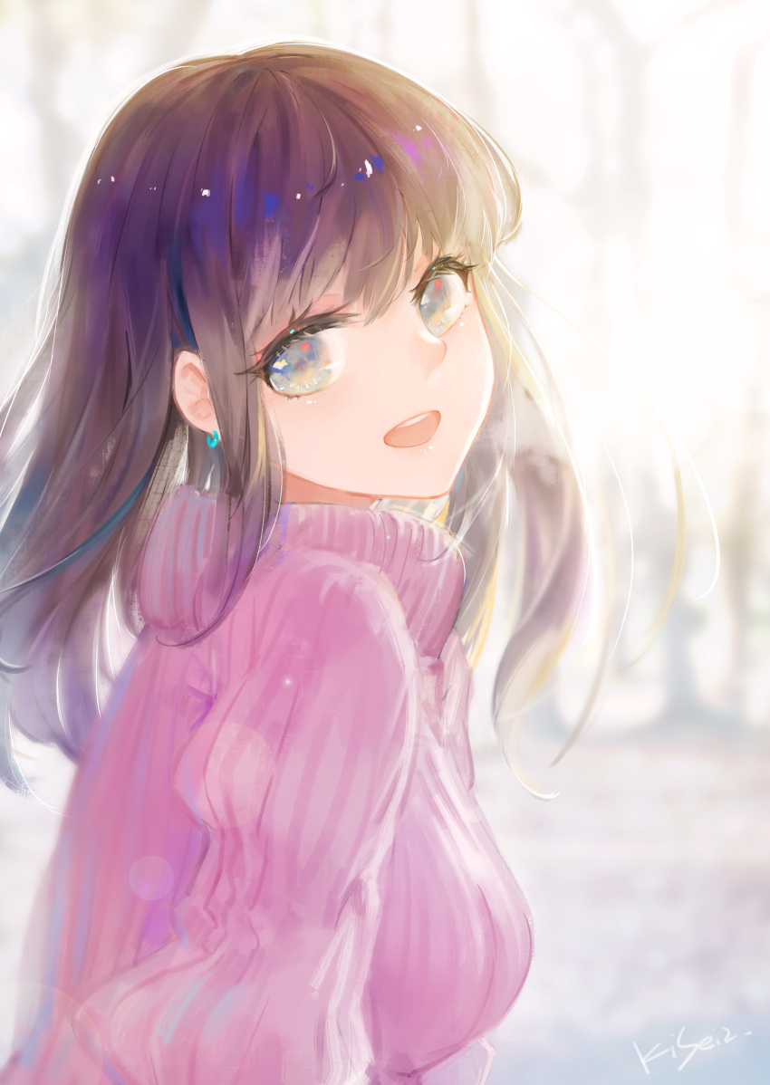 1girl :d absurdres artist_name backlighting bangs blue_eyes blush breasts brown_hair commentary_request earrings eyelashes from_side head_tilt highres jewelry kisei2 long_hair looking_at_viewer looking_to_the_side medium_breasts open_mouth original pink_sweater round_teeth signature smile solo sweater teeth turtleneck turtleneck_sweater upper_body upper_teeth