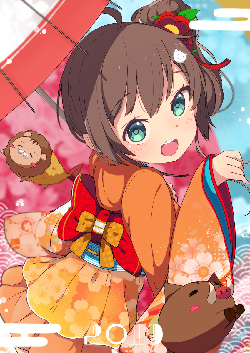 1girl 2019 absurdres animal bangs blurry blurry_background blush bow brown_hair cat_hair_ornament chinese_zodiac commentary depth_of_field egasumi eyebrows_visible_through_hair flower food green_eyes hair_between_eyes hair_flower hair_ornament hand_up high_ponytail highres holding holding_umbrella hololive japanese_clothes kimono long_sleeves looking_at_viewer looking_back natsuiro_matsuri obi okota_mikan orange_kimono oriental_umbrella pig red_bow red_flower red_umbrella sash shrimp shrimp_tempura side_ponytail sidelocks sleeves_past_wrists solo tempura umbrella virtual_youtuber wide_sleeves year_of_the_pig