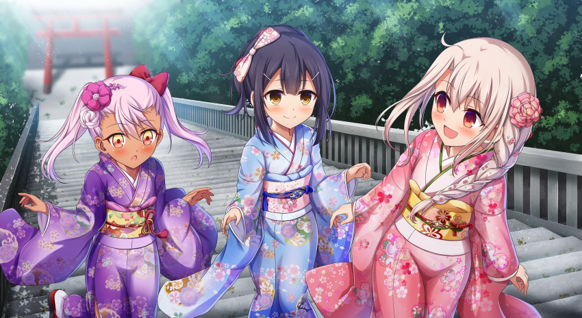 3girls :d :o alternate_costume black_hair blonde_hair blue_kimono blurry blurry_background blush bow braid bush chloe_von_einzbern commentary_request dark_skin day depth_of_field eyebrows_visible_through_hair fate/kaleid_liner_prisma_illya fate_(series) floral_print flower hair_between_eyes hair_bow hair_flower hair_ornament hairclip highres illyasviel_von_einzbern japanese_clothes kimono lavender_hair long_hair miyu_edelfelt morokoshi_(tekku) multiple_girls obi open_mouth orange_eyes outdoors pink_kimono print_kimono purple_kimono red_bow red_eyes sash side_braid single_braid smile stairs torii twintails yellow_eyes