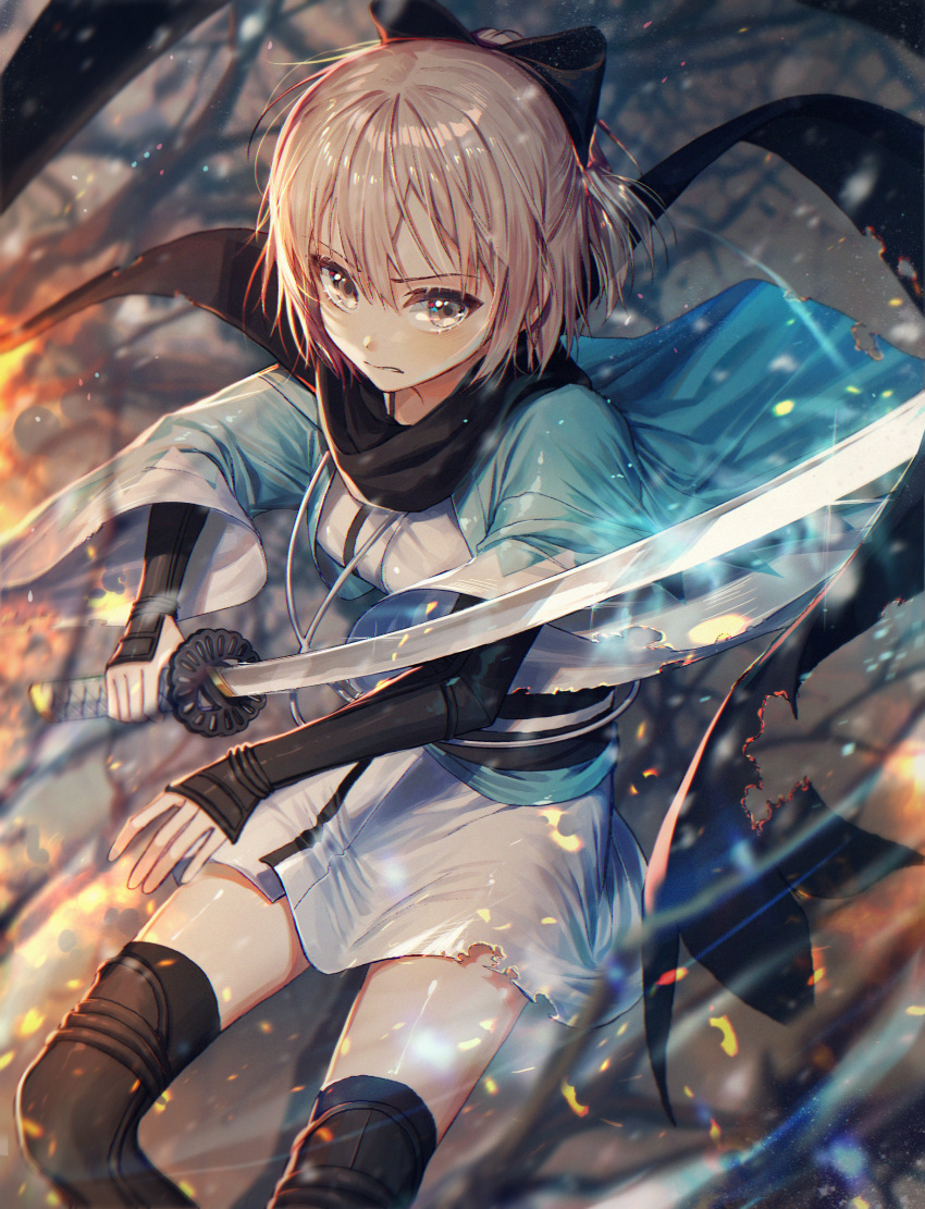 1girl black_bow black_legwear black_scarf blurry blurry_background bow brown_eyes clenched_teeth corset fate_(series) hair_between_eyes hair_bow haori highres holding holding_sword holding_weapon japanese_clothes katana kellymonica02 kimono koha-ace okita_souji_(fate) okita_souji_(fate)_(all) outdoors ponytail scarf shiny shiny_hair short_hair short_kimono silver_hair snowing solo sword teeth thigh-highs torn_clothes torn_kimono weapon white_kimono