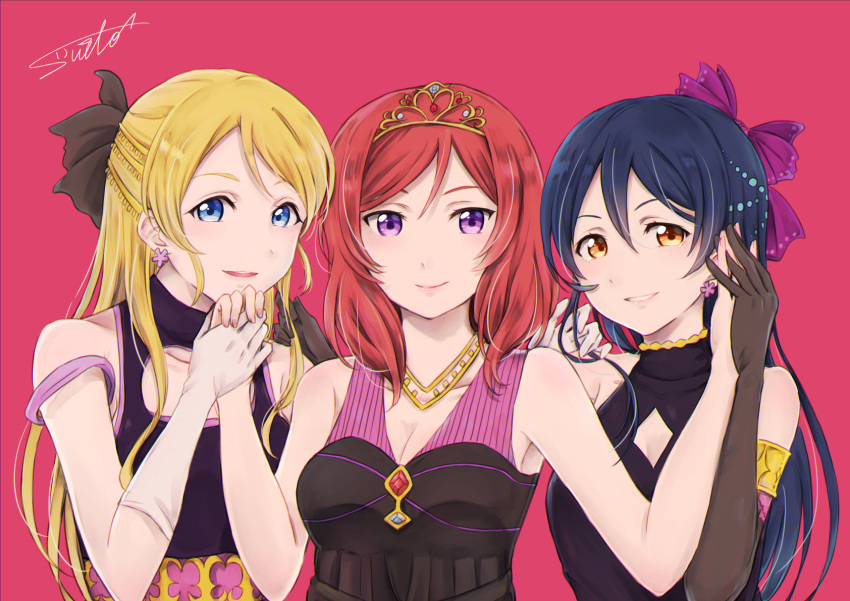 3girls arm_up ayase_eli bangs black_dress black_gloves blonde_hair blue_eyes blue_hair cleavage_cutout commentary_request dress earrings elbow_gloves gloves hair_between_eyes hair_ornament hair_ribbon hand_holding hand_in_another's_hair highres jewelry long_hair looking_at_viewer love_live! love_live!_school_idol_project multiple_girls nishikino_maki ponytail red_background redhead ribbon simple_background sleeveless sleeveless_dress smile soldier_game sonoda_umi suito tiara upper_body violet_eyes white_gloves yellow_eyes