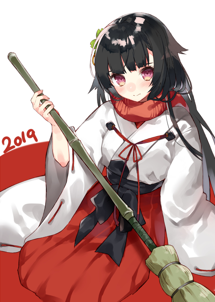 1girl 2019 bamboo_broom bangs black_hair blush broom brown_eyes commentary_request girls_frontline hakama hasegawa_(rarairairai) highres holding holding_broom japanese_clothes kimono long_hair long_sleeves looking_at_viewer red_background red_hakama red_scarf ribbon-trimmed_sleeves ribbon_trim scarf short_kimono solo two-tone_background type_100_(girls_frontline) very_long_hair white_background white_kimono wide_sleeves