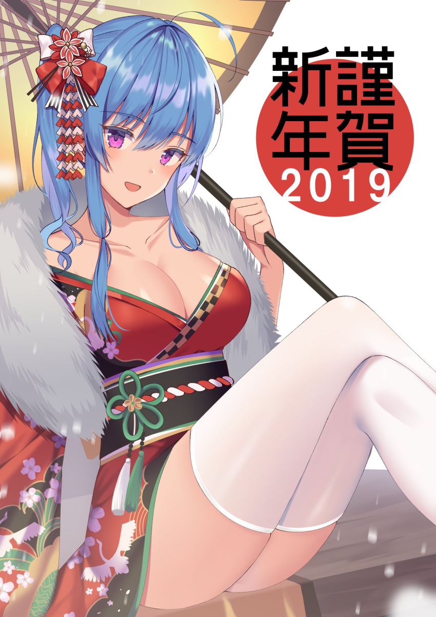 1girl :d ahoge ass azur_lane bangs blue_hair blush bow breasts cleavage collarbone commentary_request eyebrows_visible_through_hair floral_print fur_collar hair_between_eyes hair_bow highres holding holding_umbrella izumo_neru japanese_clothes kimono large_breasts legs_crossed long_hair obi open_mouth oriental_umbrella print_kimono red_bow red_kimono sash smile solo st._louis_(azur_lane) thigh-highs umbrella violet_eyes white_legwear yellow_umbrella