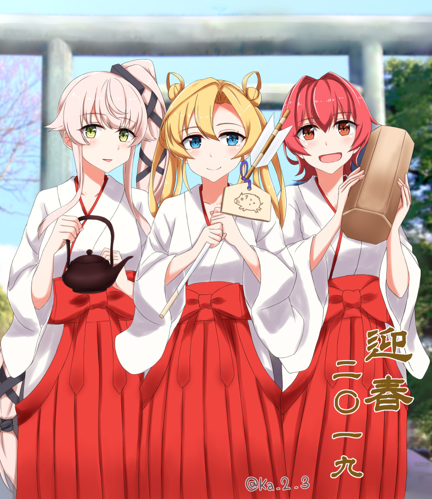 3girls absurdres abukuma_(kantai_collection) alternate_costume bangs blonde_hair blue_eyes closed_mouth double_bun green_eyes hair_between_eyes hair_flaps hair_rings hakama hakama_skirt highres japanese_clothes ka_tsumi kantai_collection kimono kinu_(kantai_collection) long_hair multiple_girls open_mouth orange_eyes pink_hair red_hakama redhead remodel_(kantai_collection) short_hair smile tree very_long_hair white_kimono yura_(kantai_collection)