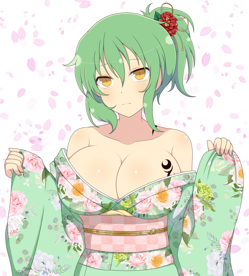 1girl bare_shoulders blush body_blush breast_tattoo breasts cherry_blossoms cleavage collarbone commentary_request floral_print green_hair green_kimono hair_between_eyes hair_ornament highres hikage_(senran_kagura) ichiryuu_tsumiki japanese_clothes kimono large_breasts off_shoulder petals print_kimono senran_kagura short_ponytail sidelocks slit_pupils solo tattoo yellow_eyes yukata