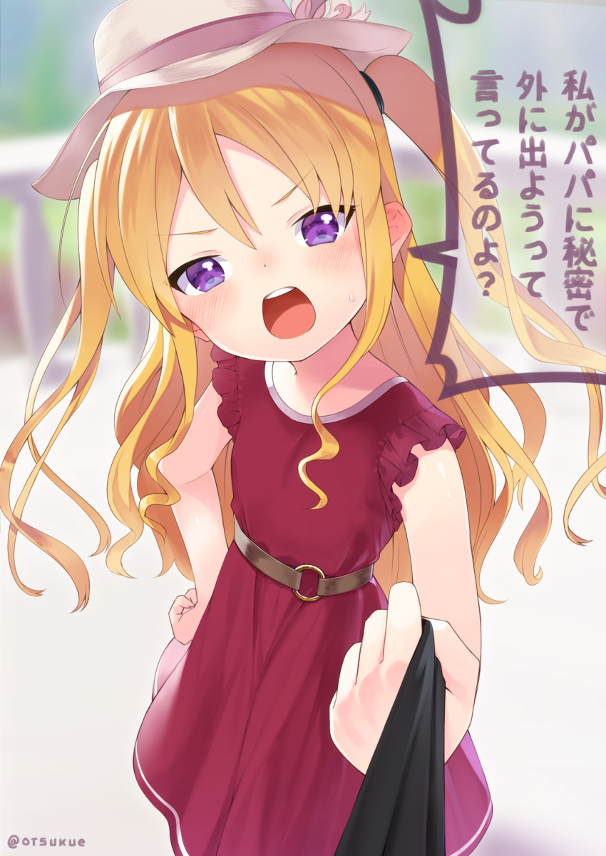 1girl bangs bare_arms blonde_hair blurry blurry_background blush brown_hat day depth_of_field dress dx_(dekusu) eyebrows_visible_through_hair hair_between_eyes hand_on_hip hat head_tilt highres long_hair o-ring open_mouth original outdoors red_dress sleeveless sleeveless_dress solo sweat translation_request twitter_username two_side_up upper_teeth very_long_hair violet_eyes