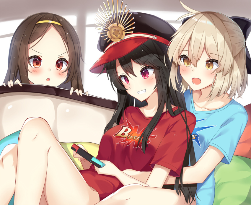 3girls :d :o arts_shirt bangs black_bow black_hair blonde_hair blue_shirt blush bow breasts brown_eyes brown_hair brown_hat buster_shirt chacha_(fate/grand_order) collarbone commentary_request couch eyebrows_visible_through_hair family_crest fate/grand_order fate_(series) forehead grin hair_between_eyes hair_bow hairband handheld_game_console hat holding_handheld_game_console koha-ace long_hair mizuki_ryuu multiple_girls oda_nobunaga_(fate) oda_uri okita_souji_(fate) okita_souji_(fate)_(all) on_couch open_mouth parted_bangs parted_lips peaked_cap pillow red_eyes red_shirt shirt short_sleeves small_breasts smile t-shirt very_long_hair yellow_hairband