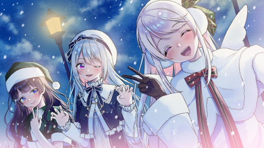 3girls :d ;d ^_^ absurdres bangs black_hair blue_bow blue_capelet blue_eyes blue_neckwear blue_ribbon blue_sky blunt_bangs blush bow brown_gloves capelet claw_pose closed_eyes closed_eyes closed_mouth clouds commentary_request earmuffs elu_(nijisanji) eyebrows_visible_through_hair facing_viewer frilled_capelet frilled_sleeves frills fur-trimmed_capelet fur_trim gloves green_hat green_ribbon hair_ribbon hand_up hands_up hat hat_bow head_tilt highres higuchi_kaede hina_(hinalovesugita) huge_filesize lamppost light long_hair long_sleeves looking_at_viewer multiple_girls neck_ribbon nijisanji one_eye_closed open_mouth outdoors red_neckwear red_ribbon ribbon santa_hat short_sleeves sidelocks silver_hair sky smile snowing swept_bangs tsukino_mito upper_body upper_teeth v white_capelet white_hair white_hat winter