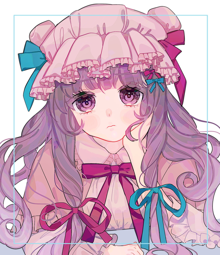 1girl blue_border blue_bow blue_ribbon border bow bowtie capelet chin_rest collar commentary_request expressionless eyebrows_visible_through_hair hair_bow hair_ribbon hand_on_own_cheek hand_on_table hat hat_ribbon highres komachi_(pixiv) long_hair patchouli_knowledge purple_hair red_bow red_neckwear red_ribbon ribbon simple_background solo table touhou upper_body very_long_hair violet_eyes white_background wide_sleeves