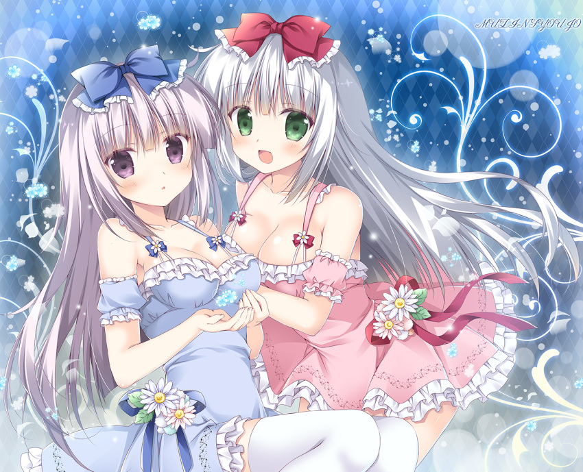 2girls :d :o airi_(alice_or_alice) alice_or_alice bangs bare_shoulders blue_bow blue_dress blue_sleeves blush bow breasts cleavage commentary_request detached_sleeves dress eyebrows_visible_through_hair green_eyes hair_between_eyes hair_bow highres korie_riko long_hair medium_breasts multiple_girls open_mouth parted_lips pink_dress pink_sleeves puffy_short_sleeves puffy_sleeves red_bow rise_(alice_or_alice) short_sleeves silver_hair sleeveless sleeveless_dress smile thigh-highs very_long_hair violet_eyes white_legwear