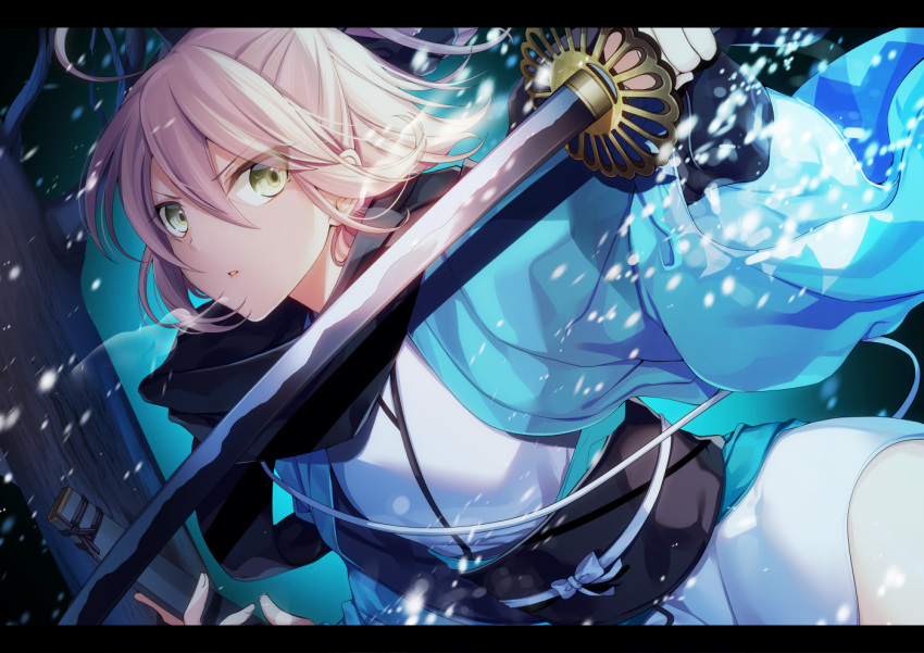 1girl ahoge eyebrows_visible_through_hair fate_(series) green_eyes hair_between_eyes haori holding holding_sword holding_weapon japanese_clothes katana kimono koha-ace looking_at_viewer obi okita_souji_(fate) okita_souji_(fate)_(all) outdoors parted_lips sash shika_(isk_mjkss) short_hair short_kimono silver_hair snowing solo sword v-shaped_eyebrows weapon white_kimono