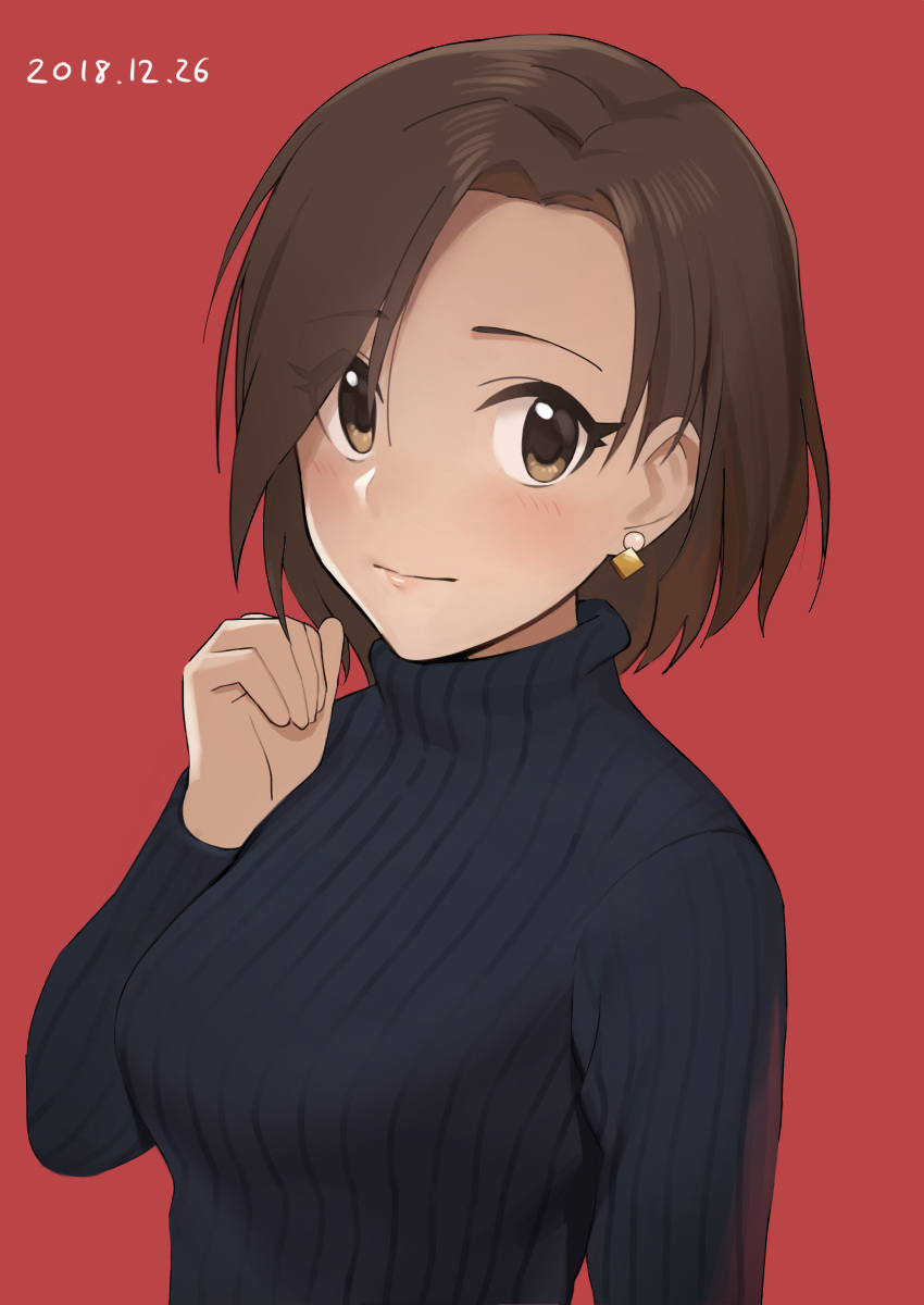 1girl absurdres asymmetrical_bangs bangs black_sweater breasts brown_eyes brown_hair check_character dated earrings eyebrows_visible_through_hair hand_up highres idolmaster idolmaster_cinderella_girls jewelry light_smile long_sleeves looking_at_viewer medium_breasts mizuki_seira onao red_background short_hair simple_background solo striped sweater tareme turtleneck turtleneck_sweater upper_body vertical_stripes