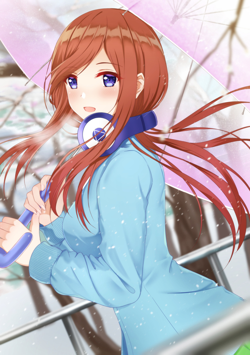 1girl :d bangs blue_eyes blue_sweater blurry blurry_background blurry_foreground blush breasts breath brown_hair cherry_blossoms chinese_commentary commentary_request depth_of_field dutch_angle eyebrows_visible_through_hair floating_hair from_side go-toubun_no_hanayome headphones headphones_around_neck highres holding holding_umbrella long_hair long_sleeves looking_at_viewer medium_breasts nakano_miku open_mouth outdoors pink_umbrella rko_(a470350510) sidelocks smile snowing solo sweater transparent transparent_umbrella tree umbrella upper_body