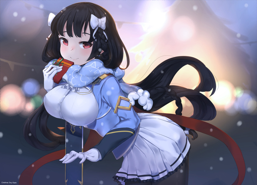 1girl artist_name black_hair black_legwear blue_scarf blurry blurry_background bow braid breasts christmas_tree epic7 gift gloves hair_bow highres holding holding_gift karin_fantaria large_breasts leaning_forward long_braid long_hair long_sleeves looking_at_viewer outdoors pantyhose red_eyes scarf skirt solo somray standing string_of_flags sword weapon white_bow white_gloves white_skirt winter