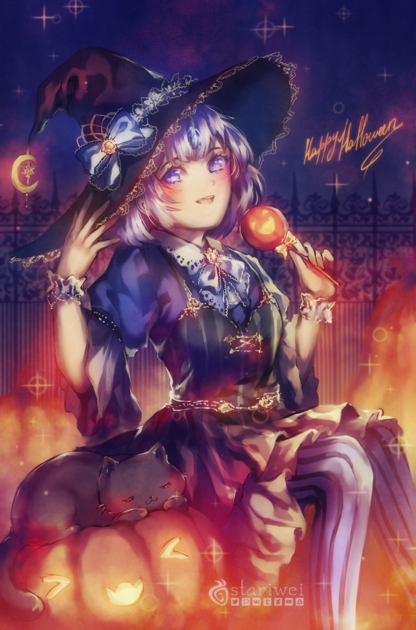 &gt;_&lt; 1girl :3 :d black_cat black_dress blue_bow blush bow candy cat dress fence food forehead_jewel hand_up happy_halloween hat hat_bow hat_ornament highres jack-o'-lantern lollipop looking_at_viewer open_mouth pumpkin purple_hair scrunchie short_hair short_sleeves sitting smile solo stariwei striped striped_legwear twitter_username violet_eyes wide_sleeves witch_hat wrist_scrunchie