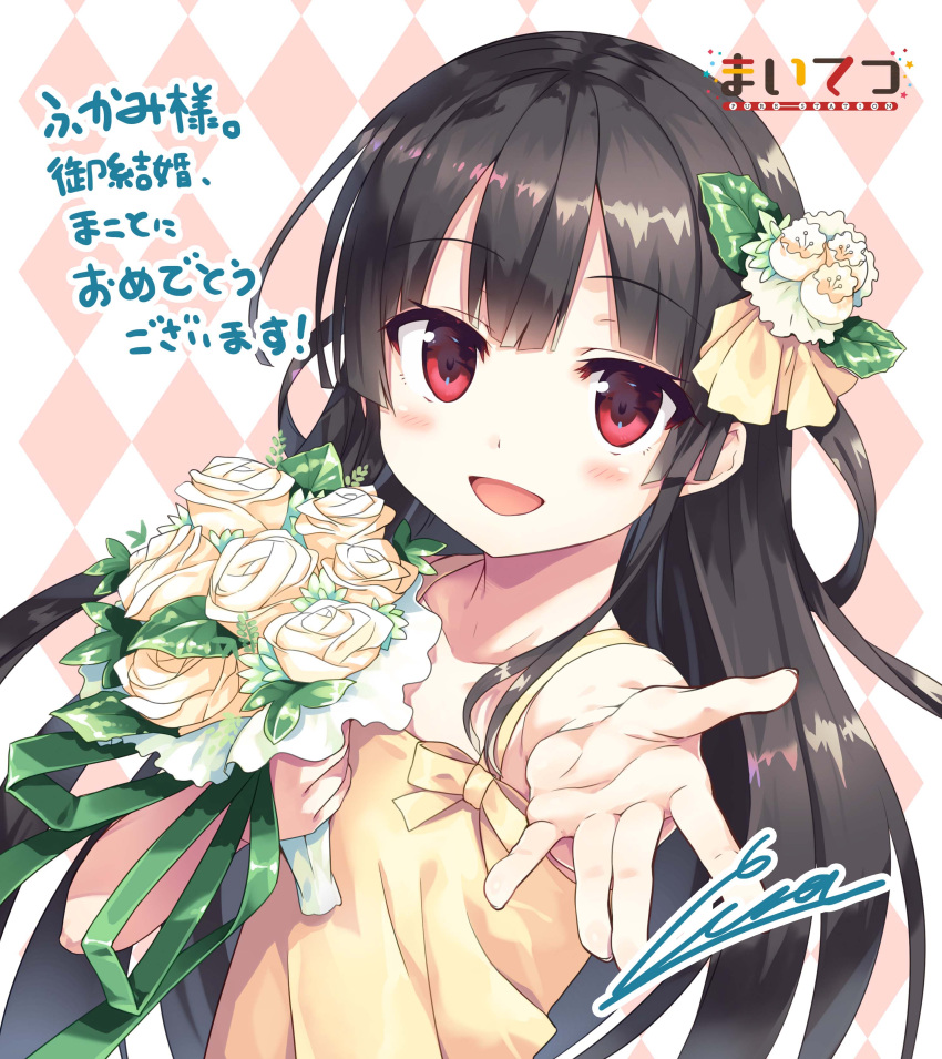 1girl :d absurdres argyle argyle_background bangs bare_arms bare_shoulders black_hair blush bouquet bow collarbone cura dress eyebrows_visible_through_hair flower foreshortening green_ribbon hachiroku_(maitetsu) hair_ribbon highres holding holding_bouquet long_hair looking_at_viewer maitetsu open_mouth outstretched_arm red_eyes ribbon rose signature smile solo translation_request upper_body very_long_hair white_flower white_rose yellow_bow yellow_dress yellow_ribbon