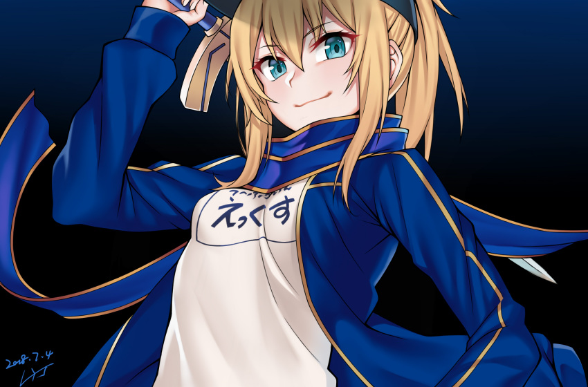 1girl 2018 artoria_pendragon_(all) black_hat blonde_hair blue blue_background blue_jacket blue_scarf character_name dated excalibur eyebrows_visible_through_hair eyes fate/grand_order fate_(series) gradient gradient_background hair_between_eyes hat highres holding holding_sword holding_weapon jacket long_hair long_sleeves looking_at_viewer mysterious_heroine_x open_clothes open_jacket ponytail scarf shirt sidelocks signature smile solo sword upper_body weapon white_shirt zui_ai_shuang_mawei