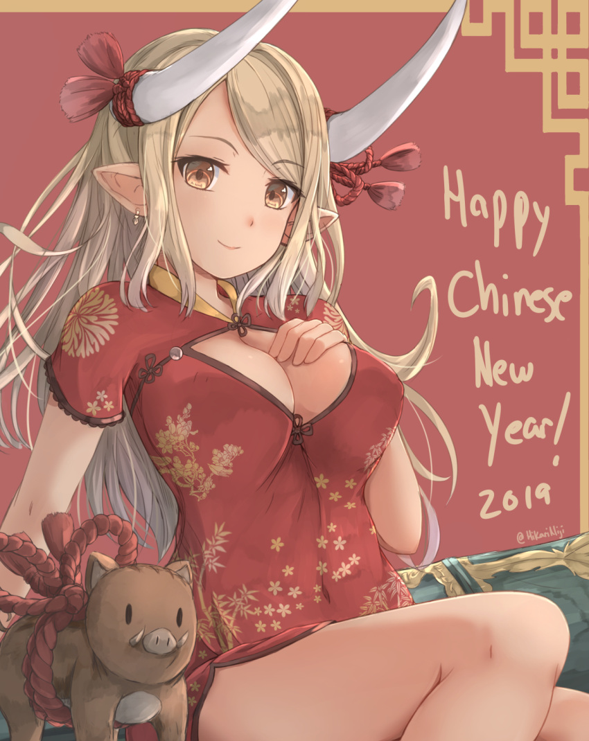 1girl 2019 animal bangs boar breasts brown_eyes brown_hair china_dress chinese_clothes chinese_zodiac cleavage cleavage_cutout closed_mouth commentary dark_skin draph dress earrings eyebrows_visible_through_hair granblue_fantasy hand_up happy_new_year highres hikari_niji horns jewelry kuvira_(granblue_fantasy) long_hair looking_at_viewer medium_breasts new_year pointy_ears red_dress short_sleeves sitting smile solo swept_bangs twitter_username very_long_hair year_of_the_pig