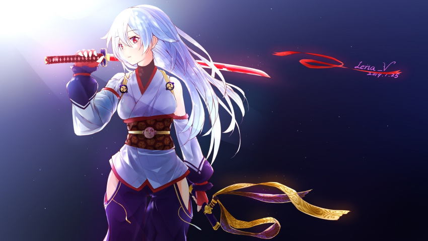 1girl artist_name asymmetrical_clothes dark_souls dated fate/grand_order fate_(series) fingerless_gloves gloves hair_down highres hip_vent katana leria_v mitsudomoe_(shape) over_shoulder red_eyes sheath silver_hair souls_(from_software) sword tomoe_(symbol) tomoe_gozen_(fate/grand_order) weapon weapon_over_shoulder