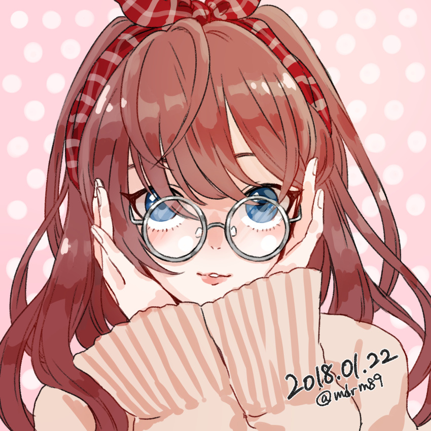 1girl artist_name bangs blue_eyes bow brown_hair dated hair_bow hands_on_own_face highres idolmaster idolmaster_cinderella_girls long_hair long_sleeves looking_at_viewer madarame_(mdrm89) pink_background plaid plaid_bow polka_dot polka_dot_background red_bow round_eyewear silver-framed_eyewear simple_background solo tan_sweater twitter_username white_polka_dots