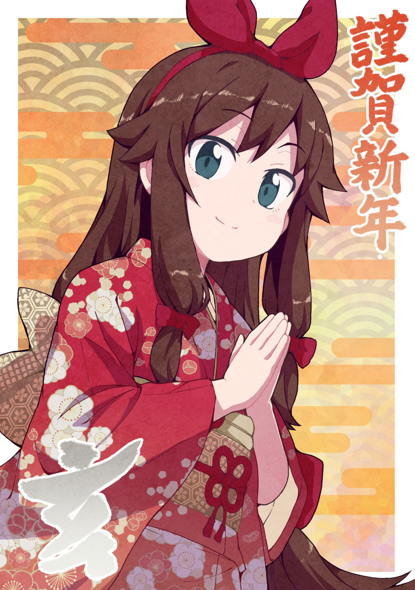 1girl bangs bow brown_hair closed_mouth commentary_request eyebrows_visible_through_hair floral_print green_eyes hair_ribbon hairband hands_up happy_new_year highres japanese_clothes kimono long_hair long_sleeves looking_at_viewer nazonazo_(nazonazot) new_year obi original own_hands_together red_bow red_hairband red_kimono ribbon santa_costume sash seigaiha shiny shiny_hair sidelocks smile solo standing translated tress_ribbon very_long_hair wide_sleeves yellow_background