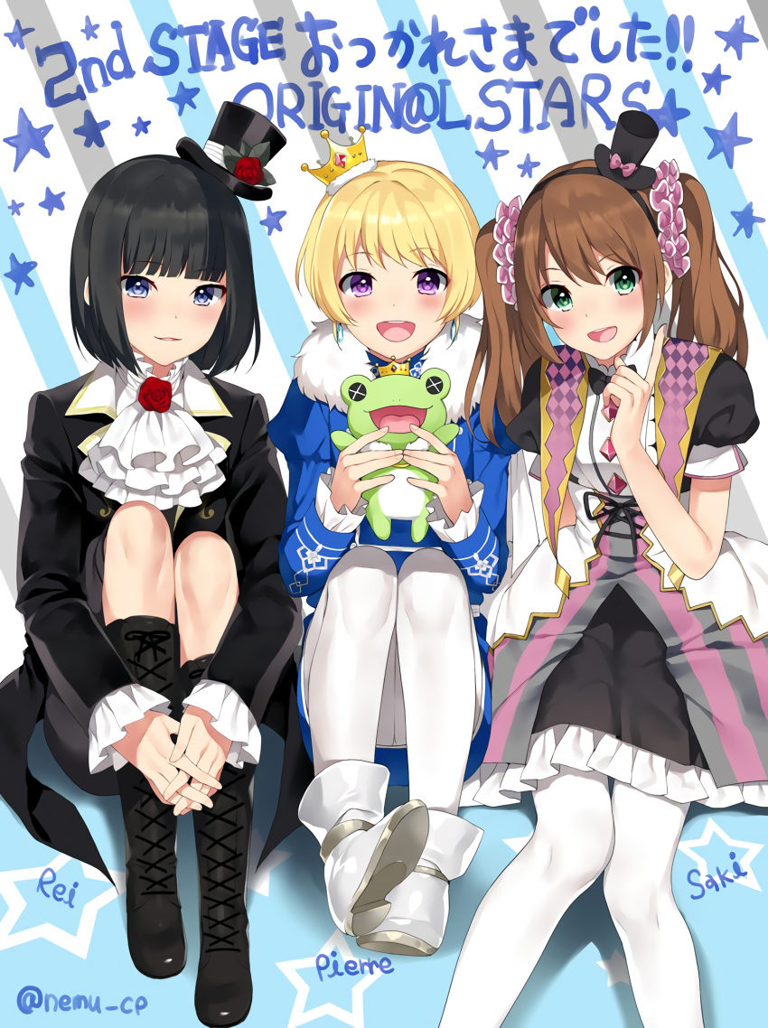 3boys :d black_footwear black_hair black_hairband blonde_hair blue_background blush boots boy_sandwich brown_hair character_name cravat cross-laced_footwear crown diagonal_stripes doll green_eyes hairband hands_clasped hat highres holding holding_doll idolmaster idolmaster_side-m index_finger_raised juliet_sleeves kaerre kagura_rei knee_boots leg_hug legs long_sleeves mini_crown mini_hat mini_top_hat mizushima_saki multiple_boys nemunemu_(candy_paddle) open_mouth own_hands_together pantyhose parted_lips pierre_(idolmaster) puffy_sleeves sandwiched smile star starry_background striped striped_background stuffed_animal stuffed_frog stuffed_toy top_hat trap twintails twitter_username violet_eyes white_footwear white_legwear