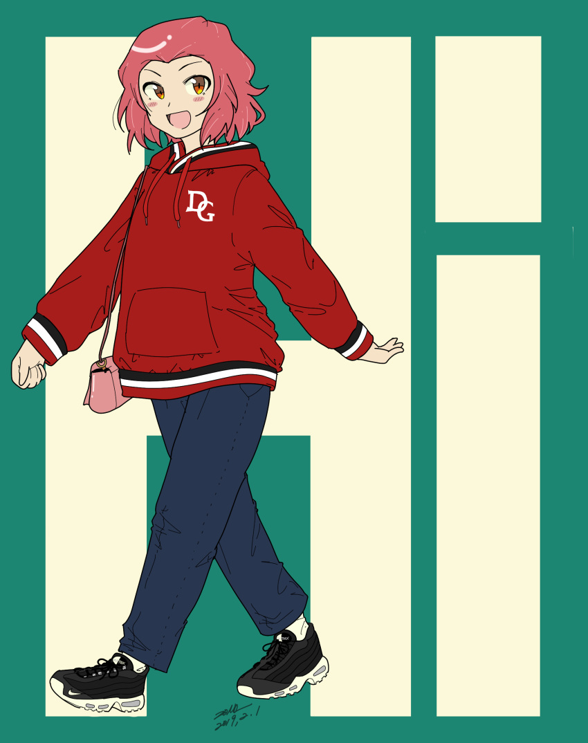 1girl :d absurdres artist_name bag black_footwear blue_pants blush_stickers brown_eyes carrying casual clenched_hand closed_mouth commentary_request dated drawstring full_body girls_und_panzer green_background handbag highres hood hoodie logo long_sleeves looking_at_viewer nike open_mouth pants partial_commentary red_shirt redhead rosehip shirt shoes short_hair signature smile sneakers socks solo standing walking white_legwear zono_(inokura_syuzo029)
