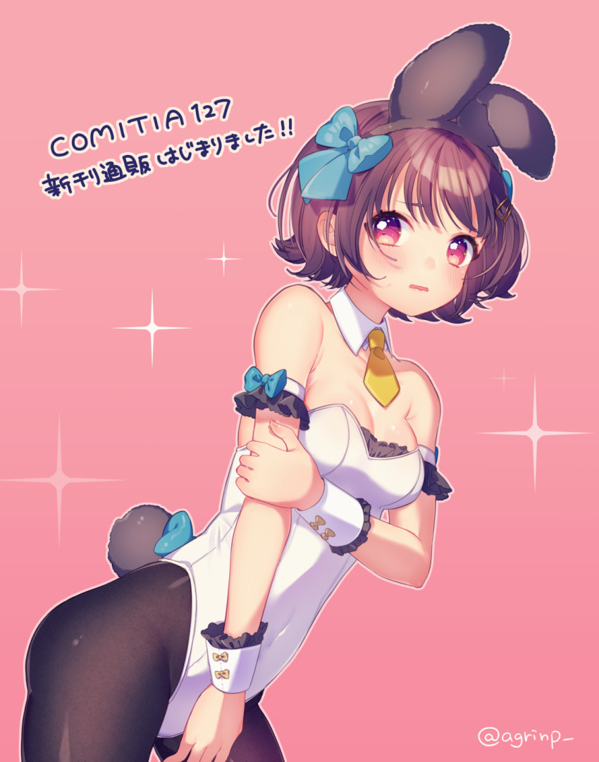1girl animal_ears arm_strap bangs bare_shoulders black_hair black_hairband black_legwear blue_bow blush bow breasts bunnysuit cleavage commentary_request covered_navel cowboy_shot detached_collar embarrassed eyebrows_visible_through_hair fake_animal_ears fake_tail hair_bow hairband hand_on_own_arm highres leaning_forward leotard looking_at_viewer necktie original pantyhose parted_lips pink_background pink_eyes rabbit_ears rinndouk short_hair simple_background small_breasts solo sparkle strapless strapless_leotard tail tareme translated twitter_username wavy_mouth white_leotard wrist_cuffs yellow_neckwear