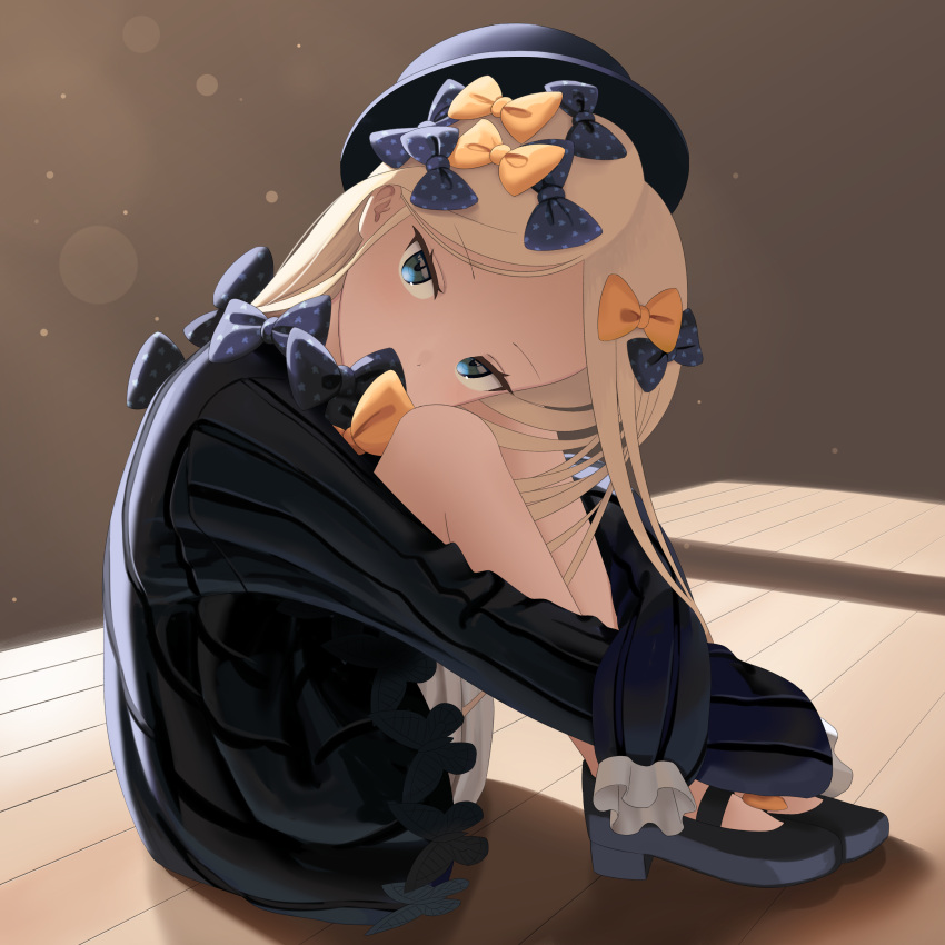 1girl abigail_williams_(fate/grand_order) absurdres backlighting bangs black_bow black_dress black_footwear black_hat blonde_hair blue_eyes bow brown_background commentary_request dress fate/grand_order fate_(series) forehead hair_bow hat head_tilt highres knees_up light_rays long_hair long_sleeves looking_at_viewer orange_bow parted_bangs polka_dot polka_dot_bow ribbed_dress sanbe_futoshi sitting sleeves_past_fingers sleeves_past_wrists slippers solo white_bloomers