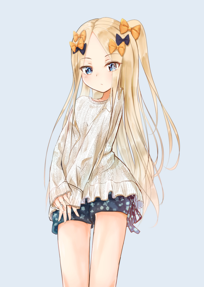 1girl abigail_williams_(fate/grand_order) alternate_costume bangs black_bow blonde_hair blue_background blue_eyes blue_shorts blush bow casual closed_mouth commentary_request contemporary fate/grand_order fate_(series) forehead hair_bow highres long_hair long_sleeves looking_at_viewer one_side_up orange_bow parted_bangs sakazakinchan shorts sleeves_past_wrists solo sweater thighs white_sweater