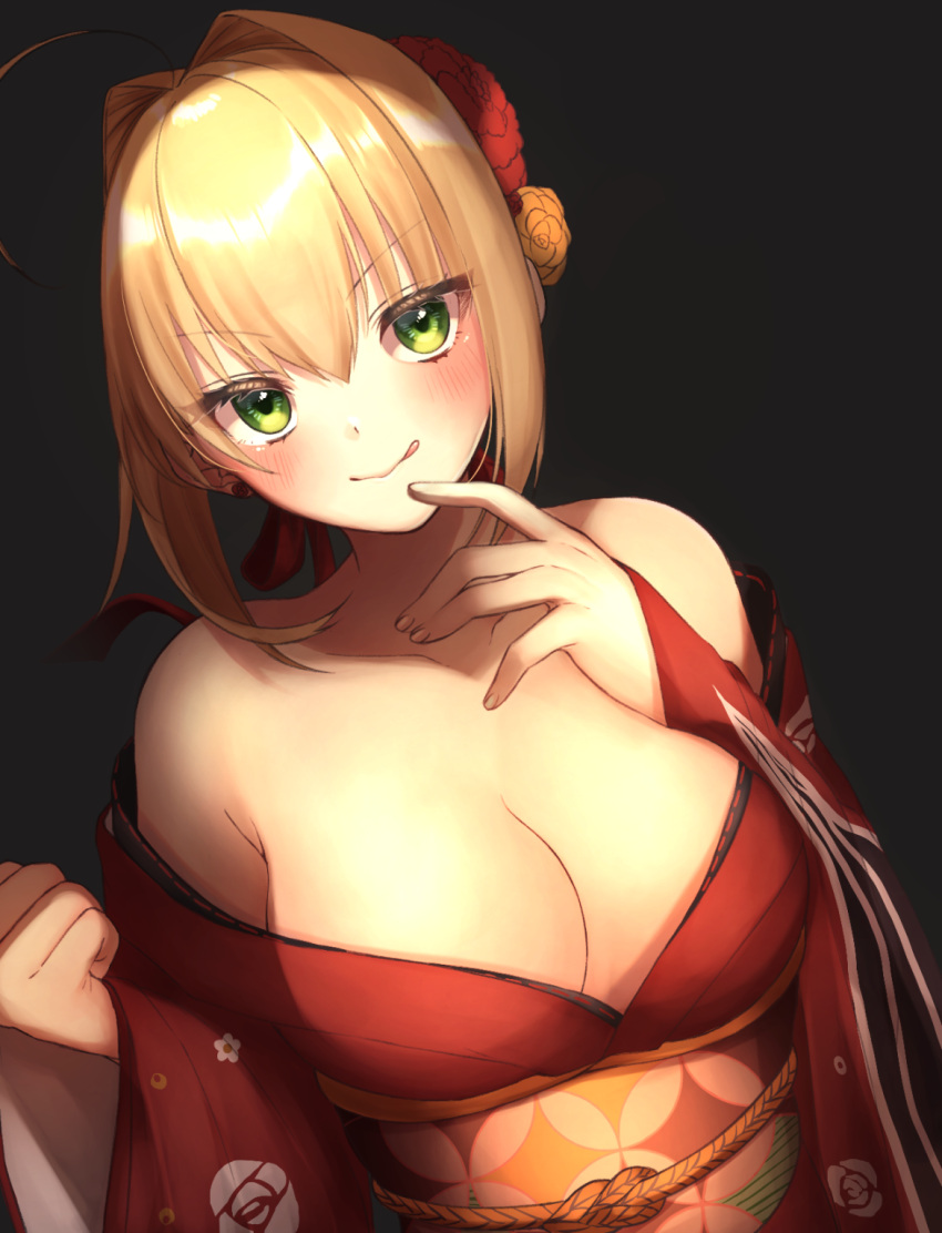 1girl :q ahoge alternate_costume bare_shoulders black_background blonde_hair breasts cleavage closed_mouth collarbone eyebrows_visible_through_hair fate/extra fate_(series) flower green_eyes hair_flower hair_ornament highres japanese_clothes kimono large_breasts long_sleeves looking_at_viewer nero_claudius_(fate) nero_claudius_(fate)_(all) obi red_kimono sash short_hair simple_background smile solo tongue tongue_out wide_sleeves yayoimaka03