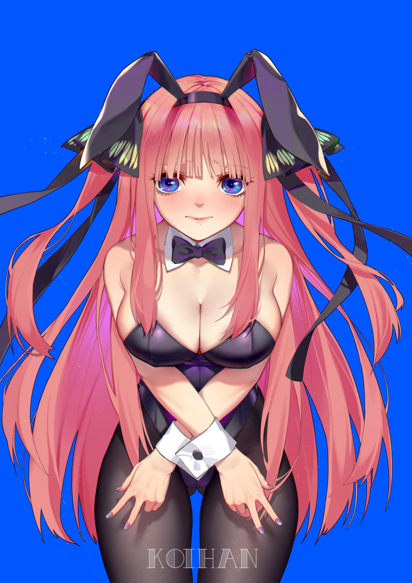 1girl absurdres animal_ears black_legwear black_leotard black_neckwear blue_background blue_eyes bow bowtie breasts bunny_girl bunnysuit cleavage crossed_arms detached_collar eyebrows_visible_through_hair gluteal_fold go-toubun_no_hanayome hair_ornament hair_ribbon highres koi_han large_breasts leaning_forward leotard long_hair looking_at_viewer nakano_nino pantyhose pink_hair rabbit_ears ribbon simple_background solo strapless strapless_leotard wrist_cuffs