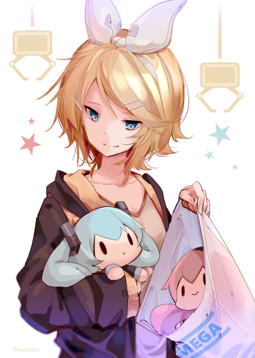 1girl :&gt; bag blonde_hair blue_hair bow brand_name_imitation casual character_doll collarbone commentary crane_game doll hair_bow hair_ornament hairband hairclip hatsune_miku highres holding holding_bag holding_doll jacket kagamine_rin looking_down megurine_luka pink_hair short_hair smile solid_oval_eyes star stuffed_toy twintails upper_body vocaloid wanaxtuco white_background white_bow