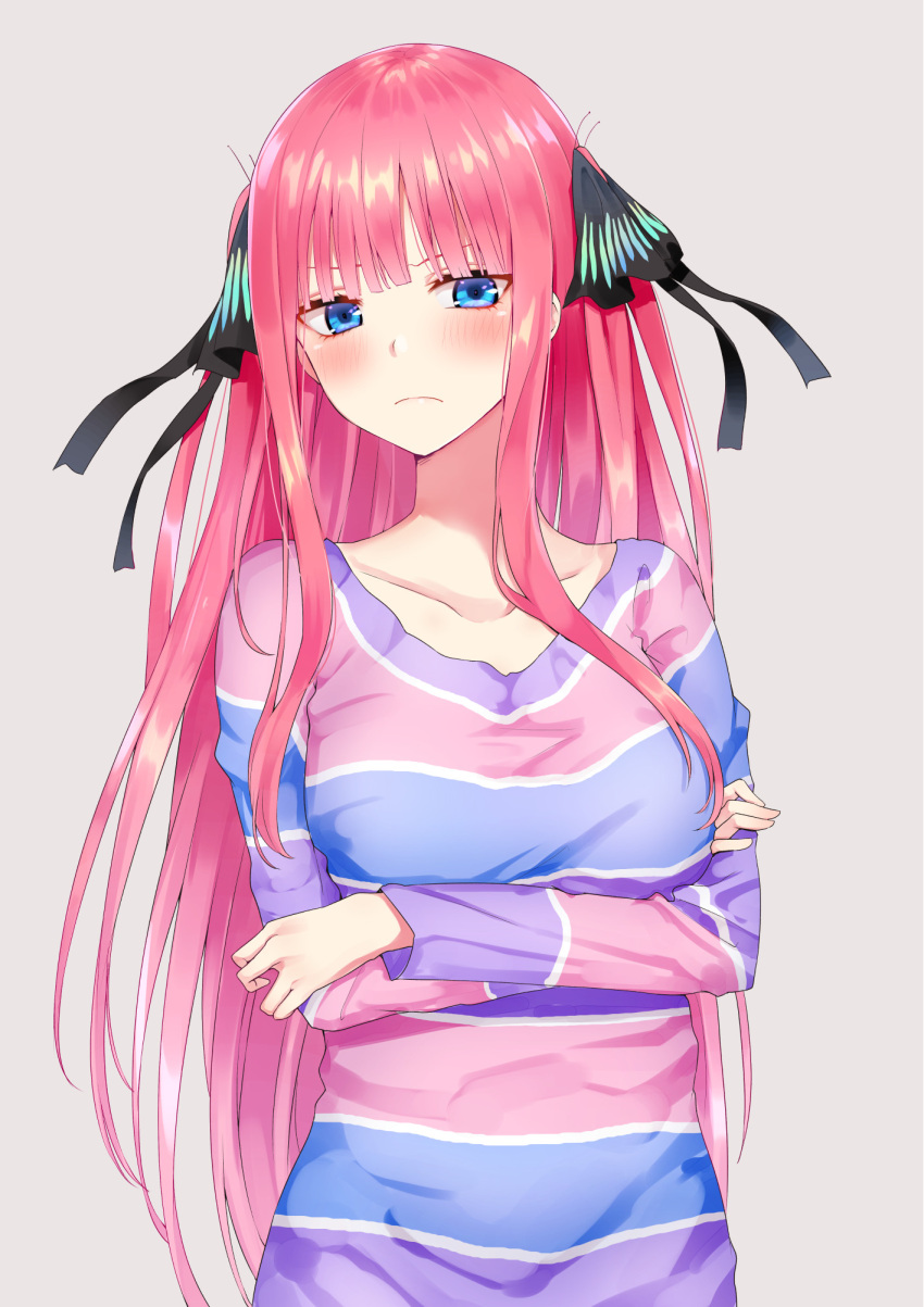 1girl bangs black_ribbon blue_eyes blunt_bangs blush breasts butterfly_hair_ornament closed_mouth collarbone crossed_arms frown go-toubun_no_hanayome grey_background hair_ornament hair_ribbon highres large_breasts long_hair long_sleeves looking_at_viewer medium_breasts nakano_nino pink_hair piripun redhead ribbon simple_background solo standing upper_body very_long_hair