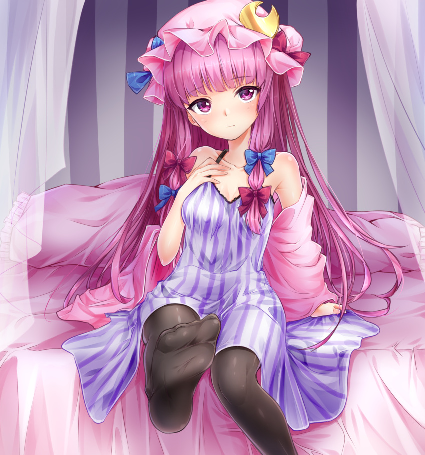 1girl bangs bed black_legwear blue_bow bow breasts cleavage collarbone crescent crescent_hair_ornament curtains dress eyebrows_visible_through_hair hair_ornament hair_over_shoulder hat hat_bow head_tilt highres indoors long_dress long_hair looking_at_viewer medium_breasts off_shoulder pantyhose patchouli_knowledge pink_hair pink_hat red_bow sea_scorpion_(umisasori) shiny shiny_hair shiny_skin sitting sleeveless sleeveless_dress smile solo striped striped_background striped_dress touhou very_long_hair violet_eyes