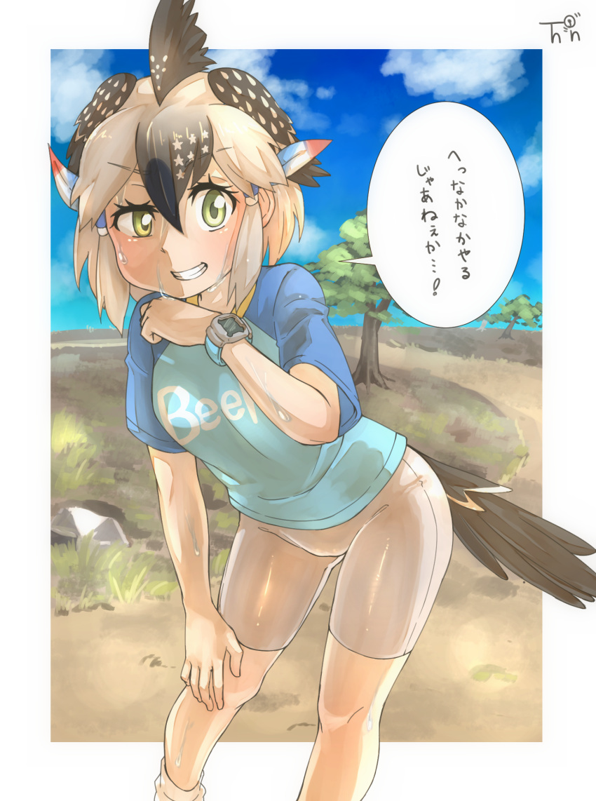 1girl arm_support artist_logo bangs bare_arms bike_shorts bird_tail bird_wings black_hair clothes_writing commentary_request day eyebrows_visible_through_hair greater_roadrunner_(kemono_friends) green_eyes grey_hair grin hair_between_eyes hair_ornament hair_tubes half-closed_eye hand_on_own_chin hand_on_own_knee hand_up head_wings highres kemono_friends leaning_forward looking_at_viewer medium_hair multicolored_hair outdoors shirt short_sleeves shorts sidelocks smile solo speech_bubble standing star sweat thin_(suzuneya) translation_request wings