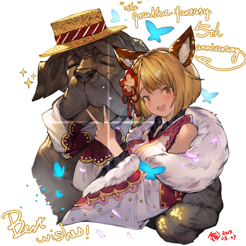 1girl :3 :d animal_ears bangs bare_shoulders blonde_hair blush braid brown_eyes dated detached_sleeves dog dog_ears erune fang flower fur-trimmed_sleeves fur_trim garjana granblue_fantasy hair_flower hair_ornament hat highres japanese_clothes kimono long_sleeves looking_at_viewer open_mouth parted_bangs red_flower rope sakura_rock short_hair simple_background smile straw_hat upper_body v vajra_(granblue_fantasy) white_background