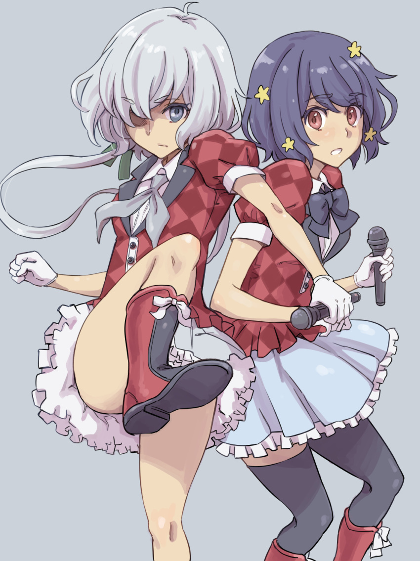2girls :o black_hair black_legwear blue_background blue_bow blue_eyes boots bow clenched_hand convenient_leg eyebrows_visible_through_hair gloves hair_ornament hair_over_one_eye highres holding holding_microphone idol konno_junko leg_up looking_at_viewer low_twintails microphone mizuno_ai multiple_girls red_eyes red_footwear short_hair silver_hair simple_background thigh-highs twintails white_gloves yamanori_(yamanori56) zombie_land_saga