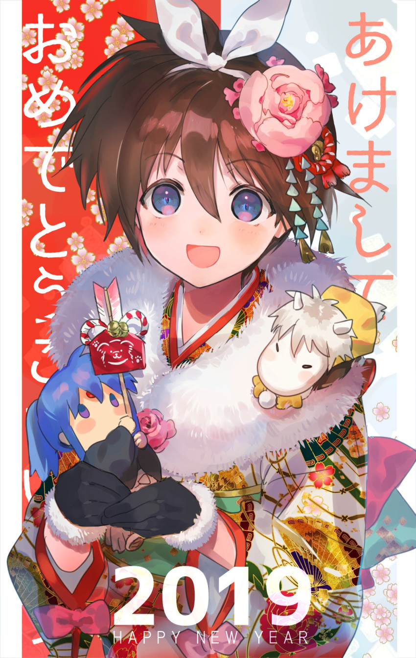 1girl 2019 bangs black_hair blue_eyes blush character_doll doll eyebrows_visible_through_hair floral_background floral_print flower fur_collar genderswap genderswap_(mtf) gloves hair_between_eyes hair_flower hair_ornament happy_new_year highres holding holding_doll houshin_engi japanese_clothes kimono looking_at_viewer mimoza_(96mimo414) new_year open_mouth pink_flower short_hair smile solo suupuushan taikoubou text_focus winter_clothes youzen