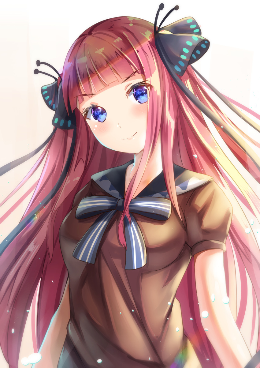 &gt;:) 1girl absurdres bangs black_ribbon black_sailor_collar blue_bow blunt_bangs blush bow breasts brown_background brown_shirt closed_mouth commentary_request eyebrows_visible_through_hair go-toubun_no_hanayome gradient gradient_background hair_ribbon head_tilt highres holmemee long_hair medium_breasts nakano_nino puffy_short_sleeves puffy_sleeves redhead ribbon sailor_collar shirt short_sleeves smile solo striped striped_bow two_side_up upper_body v-shaped_eyebrows very_long_hair violet_eyes white_background