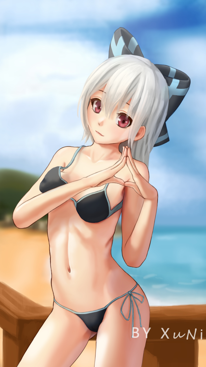 artist_name bare_shoulders beach bikini black_bikini black_bow blue_sky blurry bow breasts closed_mouth clouds collarbone commentary_request cowboy_shot depth_of_field fingers_together girls_frontline hair_bow hands_up highres hill leaning_to_the_side lips long_hair looking_at_viewer midriff navel ocean railing red_eyes side-tie_bikini silver_hair sky small_breasts striped striped_bow swimsuit tokarev_(girls_frontline) wooden_railing xu_ni