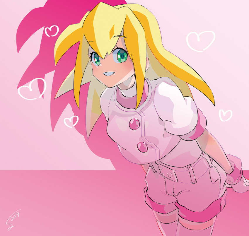 1girl alternate_color belt blonde_hair blush breasts buttons eyebrows_visible_through_hair female gloves green_eyes grin hair_between_eyes heart highres leaning_forward long_hair medium_breasts pink_background rockman rockman_dash roll_caskett shadow shorts sidelocks signature simple_background smile solo sumomo thigh-highs white_shorts zettai_ryouiki