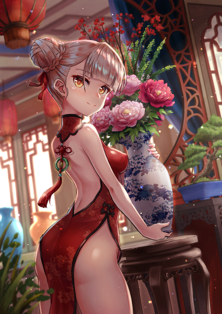 1girl architecture backless_dress backless_outfit bare_back bare_shoulders blonde_hair breasts china_dress chinese_clothes commentary_request double_bun dress east_asian_architecture flower highres indoors looking_at_viewer looking_back medium_breasts original pink_flower red_dress red_flower side_slit sleeveless sleeveless_dress smile solo table tree tsukizaki_shizuka vase yellow_eyes