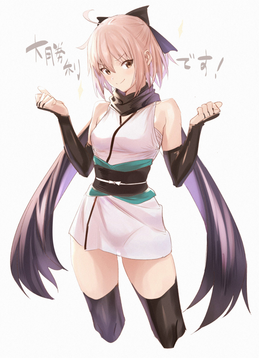 1girl absurdres ahoge bare_shoulders black_bow black_legwear black_scarf blonde_hair bow breasts commentary_request elbow_gloves eyebrows_visible_through_hair fate/grand_order fate_(series) gloves hair_between_eyes hair_bow hair_ornament highres japanese_clothes kimono looking_at_viewer medium_hair okita_souji_(fate) okita_souji_(fate)_(all) scarf short_hair short_kimono simple_background smile solo thigh-highs translated ulrich_(tagaragakuin) white_background yellow_eyes